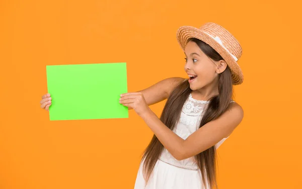 Helle Werbung Machen Sie Mit Sommerschlussverkauf Glückliches Kleines Mädchen Hält — Stockfoto