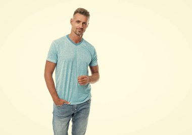 Gündelik tarzda mutlu beyaz adam hayali ürünü elinde tutuyormuş gibi yap, boşluğu kopyala..