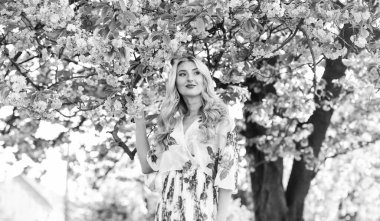 Mutlu bahar günleri. Çiçek aroması. Uyum ve kadın enerjisi. Bahar çiçeği açan ağaç. Bahar sembolü Çiçeklerin kadınları neden her zaman mutlu ettiğini. Kız bahçedeki sakuranın tadını çıkarıyor. Kiraz ağacı. İyi titreşimler..