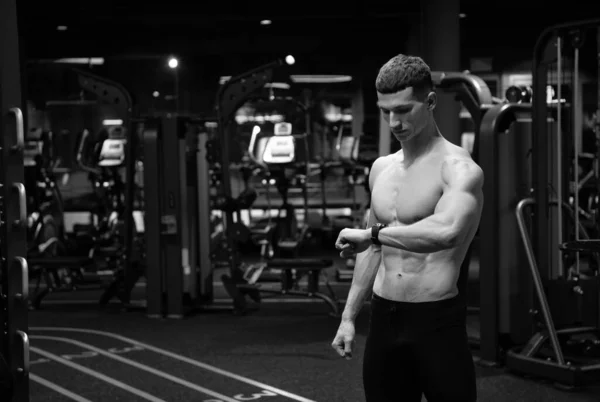 Hemdloser Mann Mit Muskulösem Oberkörper Überprüft Fitness Aktivitätstracker Uhr Fitnessstudio — Stockfoto