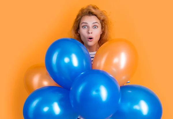 Χρόνια Πολλά Γυναίκα Κρατήσει Μπαλόνια Στο Στούντιο Έκπληκτος Γυναίκα Μπαλόνι — Φωτογραφία Αρχείου