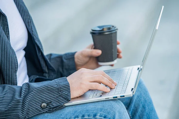 Man Blogging Online Laptop Outdoor Closeup Man Blogging Online Street — Stock Photo, Image