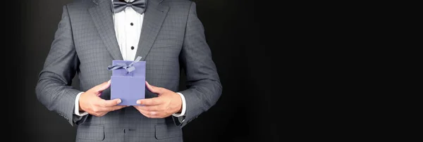 Beschnittener Mann Smoking Fliege Formalwear Auf Schwarzem Hintergrund Mit Box — Stockfoto