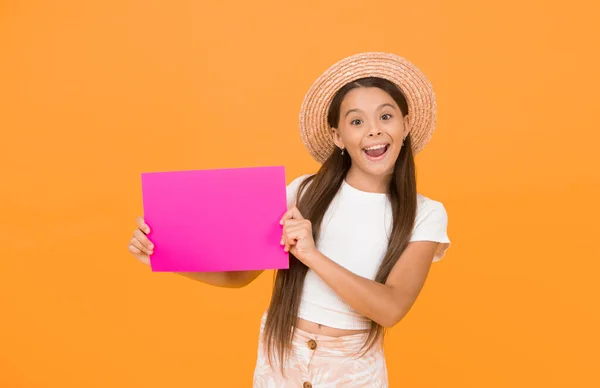 Glückliches Kind Präsentiert Papierbogen Sommer Teenager Mädchen Platz Für Kopierraum — Stockfoto