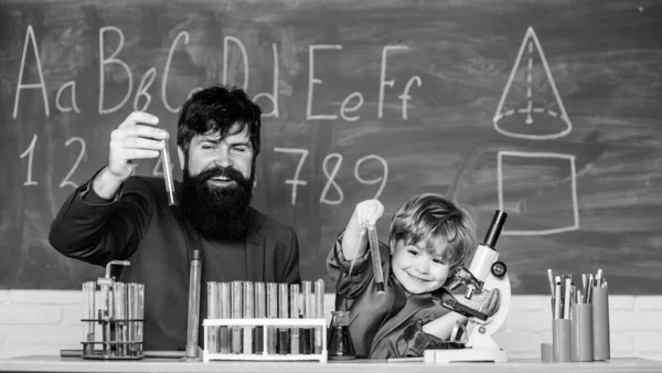 Δάσκαλος Άνθρωπος Μικρό Αγόρι Σχολική Εκπαίδευση Κατασκήνωση Επιστήμης Πείραμα Χημείας — Φωτογραφία Αρχείου