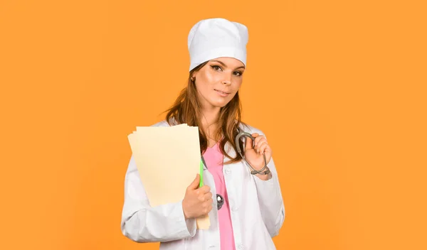 Documentos Médicos Doutor Com Estetoscópio Hospital Menina Com Pasta Enfermeira — Fotografia de Stock