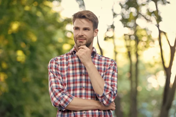 Dışarıdaki kareli gömlekli neşeli genç adam..