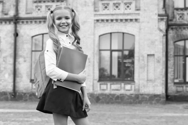 Glückliches Schulmädchen Uniform Mit Büchern Und Rucksack Kopierraum — Stockfoto