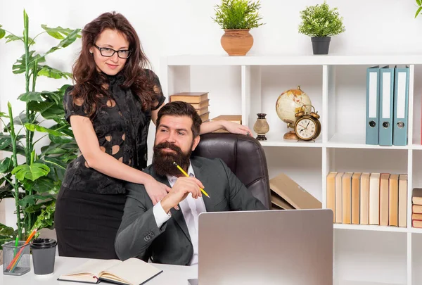 飞起来吸引他 在办公室里碰男人的女孩在工作中打起精神来 工作场所关系 非正式关系 办公室恋情 — 图库照片