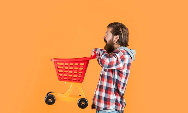 Auf Einem Einkaufswagen Lustiger Mann Mit Kleinem Einkaufswagen Wochenende Auf — Stockfoto