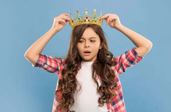Ernstes Kind Mit Lockigem Haar Prinzessinnenkrone Auf Blauem Hintergrund Selbstgefällig — Stockfoto