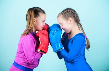 Boks sporundaki kızlar. Boks eldivenli boksör çocuklar. Mavi arka planda güzel kızlar. Savaş ve rekabet olarak arkadaşlık. Boks müsabakasını. Metanet testi. Kadın arkadaşlığı..
