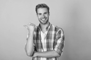 Buradaki ilanınız. Başparmak sarısı arka planı gösteren mutlu adam. Reklam jesti. Reklamlar. İlanınızı yerleştirin, kopyalama alanı.