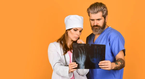 X光诊断 放射学断层扫描结果 医生和护士需要专家的建议 研究病人病历 做一个诊断 值班医生讨论诊断 复制空间 — 图库照片