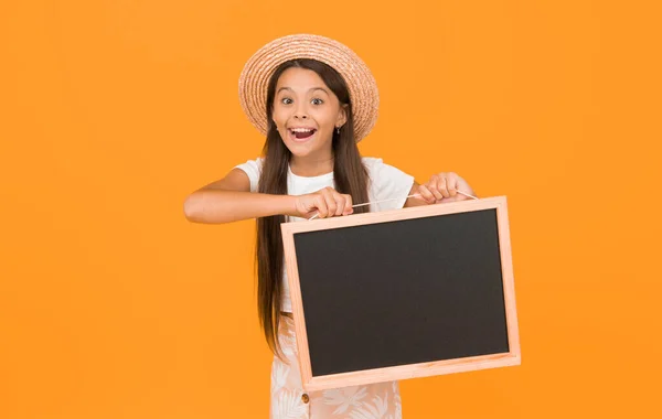 Menina Estilo Verão Segurar Blackboard Espaço Anúncio Cópia Conceito Venda — Fotografia de Stock