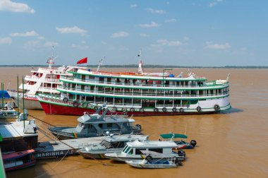Parintins, Brezilya - 06 Aralık 2015: Limandaki yolcu vapuru.