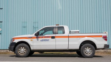 Wrangell, Alaska USA - 26 Mayıs 2019: Ford F-150 pikap belediye aracı, yan görüş.