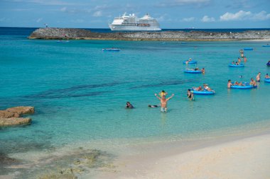 Great Stirrup Cay, Bahamalar 08, 2016: İnsanlar yaz tatilini yolcu gemisi ile plajda geçiriyorlar.