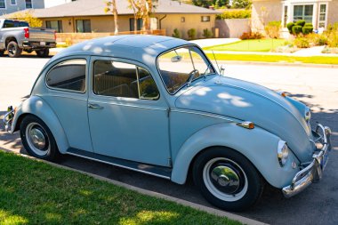 Los Angeles, Kaliforniya ABD - 29 Mart 2021: Volkswagen Kafer retro araba, yan görüş.