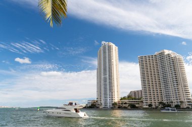 Miami, Florida ABD - 30 Ocak 2016: Gökdelen ve yatlı lüks Miami Körfezi Metropolü.