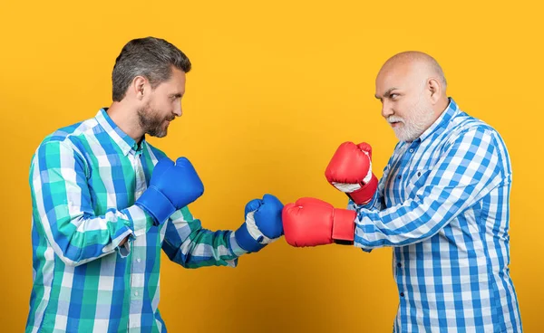 Dva Generační Muži Boxují Izolovaní Žluté Generační Muži Boxují Studiu — Stock fotografie