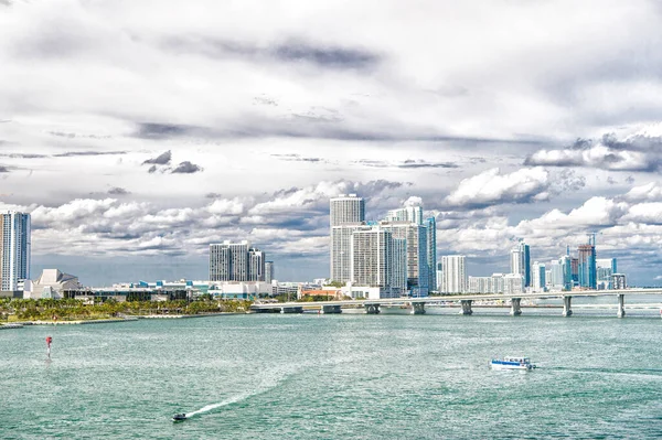 Bulutlu Gökyüzünde Miami Şehri Manzarası Miami Şehri Metropolis Görüntüsü Miami — Stok fotoğraf
