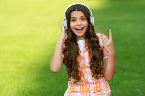 Asombrada Adolescente Escuchar Música Fuera Foto Chica Adolescente Escuchar Música — Foto de Stock