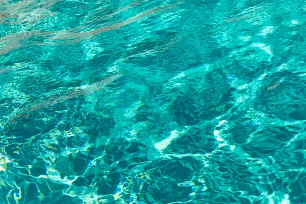 Defokussiert Türkisfarbenes Wasser Unfokussiert Hintergrund Defokussierter Türkisfarbener Wasserhintergrund Mit Wellen — Stockfoto