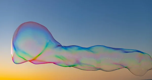 空に浮かぶ大きな透明な泡球 空の泡吹き球 空を飛ぶ泡球 空の泡球 — ストック写真