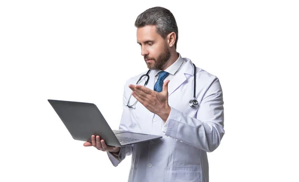 背景介绍电子健康的医生 照片的电子健康和医生与笔记本电脑的男人 医生促进电子健康隔离在白色 在工作室提供电子保健服务的医生 — 图库照片
