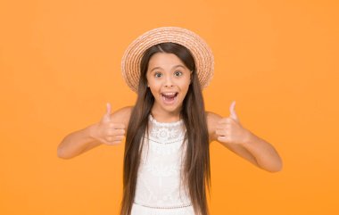 Yaz mutluluğu. Tatil havası. Tropik bir tur. İndirim ve indirim. Çocuklar için mallar. Zarif şapka takan sevimli küçük bir kız. İyi tatiller. Yaz turu. Boş zaman ve eğlence konsepti.