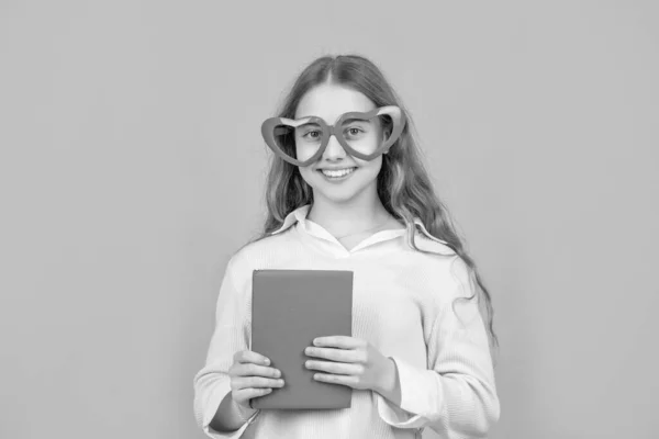 Szczęśliwy Dzieciak Wraca Szkoły Książką Wielkich Śmiesznych Okularach Kształcie Serca — Zdjęcie stockowe