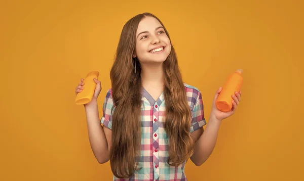 Glückliches Kind Mit Einer Flasche Haarspülung Auf Gelbem Hintergrund — Stockfoto