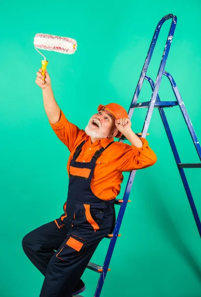 Escalera Hombre Pintor Para Hacer Reparaciones Hombre Ropa Trabajo Pintando — Foto de Stock