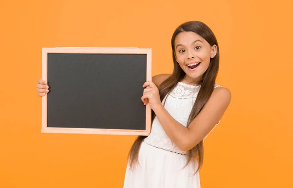 君にとって良い知らせだ 情報のための黒板 空の黒板だ 知っておくべき事がある 幸せな笑顔の女の子は黒板を保持します 黒板のない小さな子供 広告宣伝コピースペース — ストック写真