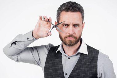 Yakışıklı adam berber makası, saç bakımı.