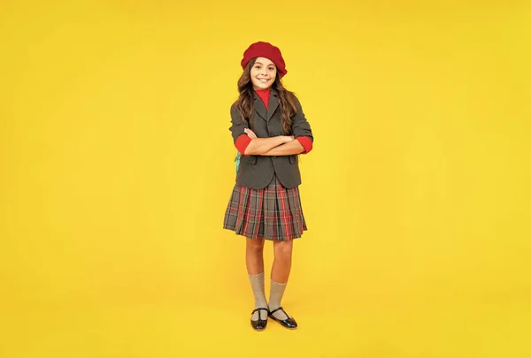 Gelukkig Kind School Uniform Baret Volledige Lengte Gele Achtergrond Mode — Stockfoto