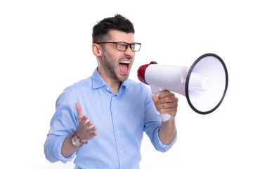 Stüdyoda megafonla kızgın adam spikeri. Megafonla bağıran adam spikeri. Megafonlu spikerin fotoğrafı. Megafonlu adam spikeri beyaz arka planda izole edildi.