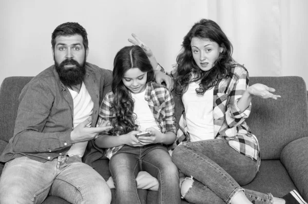 부모들은 스마트폰으로 시간을 보내고 있다고 — 스톡 사진