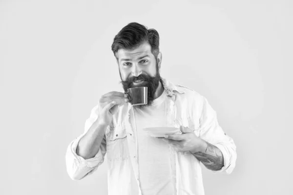 Erstaunt Unrasierte Mann Hemd Kaffee Trinken Auf Gelbem Hintergrund Morgen — Stockfoto