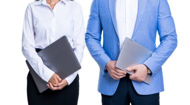 Stüdyoda serbest iş, kırpılmış manzara. Bilgisayarla serbest iş. Serbest çalışan iş adamlarının fotoğrafı bilgisayarı tutuyor. Serbest internet işi beyazda izole edildi.