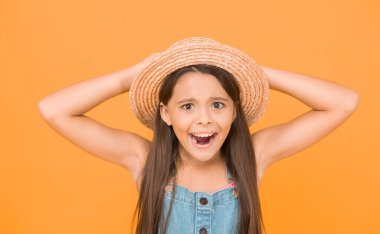 - Ne? Şaşırtıcı bir ifade. Zarif şapkalı çarpıcı kız. Neşeli surat. Duygusal bir çocuk. Yaz tatili. İyi tatiller. Yaz modası. Sarı şapkalı mutlu çocuk..