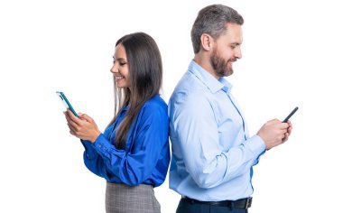 Mutlu meslektaşlar arka planda mesajlaşıyor. İş arkadaşlarının telefondaki mesajlaşmalarının fotoğrafı. Beyazlar üzerinde izole edilmiş mesajlaşmalar. Stüdyoda iş arkadaşları mesajlaşıyor..
