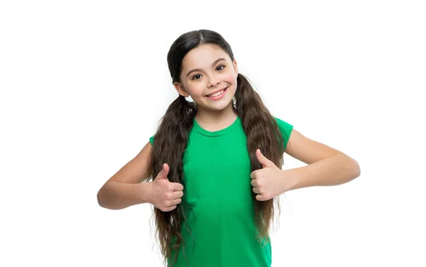 幸せなティーンブルネットの女の子は白い背景に隔離されました スタジオで10代のブルネットの女の子 緑のTシャツを着た10代のブルネットの女の子 写真のティーンブルネットの女の子でカジュアルスタイル — ストック写真