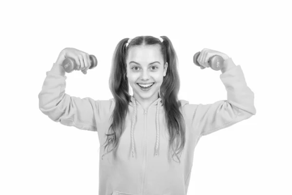 健康的な生活 白に隔離されたスポーツ用具を持つ子供 決意だ 力を発揮する ダンベルと幸せな10代の女の子 スポーツとフィットネス バーベルと子供の訓練 幼少期の健康 — ストック写真