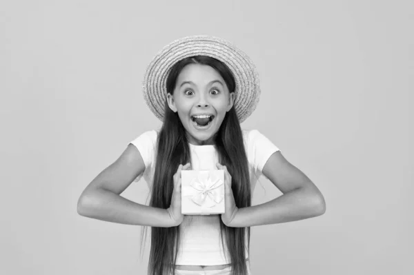 Überrascht Teenie Kind Halten Geschenk Box Auf Gelbem Hintergrund — Stockfoto