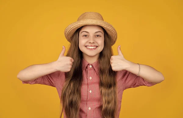 Ευτυχισμένο Παιδί Ψάθινο Καπέλο Κίτρινο Φόντο Αντίχειρας — Φωτογραφία Αρχείου