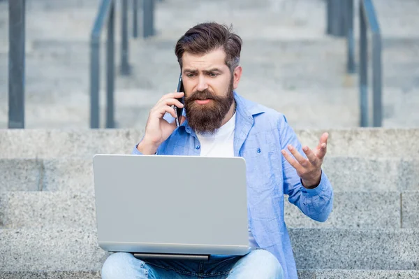 Kafası Karışık Adamın Dışarıda Internet Bağlantısı Var Adamın Merdivenlerde Online — Stok fotoğraf