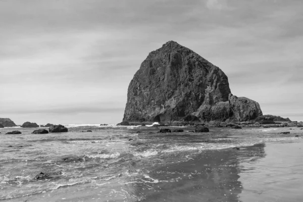 オレゴン州の有名な大砲のビーチの風景 — ストック写真