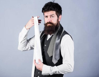 Kravat nasıl seçilir. Takım elbise kravatı giydiğinde genelde kıyafete biraz tat katar. Kravat seçen sakallı adam. Mükemmel beyaz ipek kravat. Sakallı hippi adam çok az kravat tutar..
